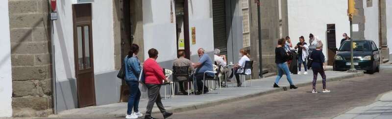 Terraza en la acera de una cafetería en San Juan/TA.
